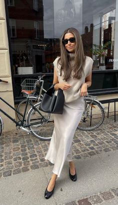 Business Outfits Flat Shoes, Ballerina Office Outfit, Chanel Ballet Flats Outfit Classy, Chanel Shoes Flats Outfits, Styling Chanel Ballet Flats, Skirt And Ballet Flats Outfit, Ballet Flats Skirt Outfit