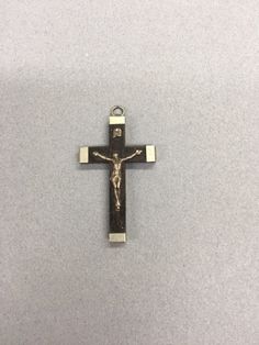 PLEASE READ DESCRIPTION DETAILS BEFORE PURCHASING. ANY QUESTIONS, PLEASE MESSAGE ME. A nickel and wood crucifix with its original soldered jump ring at the top of the bale.  The front and back of the crucifix are inlaid with dark brown/black wood.  All the pins in the Corpus are in place.  The reverse is stamped: "Roma France"   *Condition: good to excellent vintage condition.  As with all vintage there may be signs of wear, tarnish and or light scratches.  Please view the photos and message me Saint Dismas, Portland Me, Serenity Prayer, Religious Cross, Italian Marble, Etsy Gift Ideas, Small Crosses, Catholic Gifts, French Antique