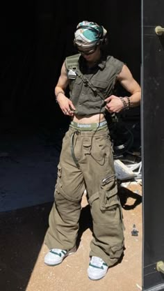 Men’s Fashion Gorpcore, Y2k Fashion Street Styles Men, Mens Fashion Y2k, Dark Cargo Pants Outfit, Summer Y2k Outfits Men, Bushwick Fashion, Korean Y2k Outfits, Y2k Outfits Korean, Futuristic Outfit Men