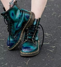 martens botas bonitas Grunge Shoes, Goth Shoes, Awesome Shoes, Green Boots, Metallic Shoes, Roller Derby, 90s Grunge