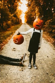 Photoshoot Ideas For Models, Pumpkinhead Photoshoot, Shooting Photo Couple, Head Challenge, Fall Photoshoot Family, Pumpkin Photography, Fall Photoshoot Ideas, Pumpkin Family, Pumpkin Pictures