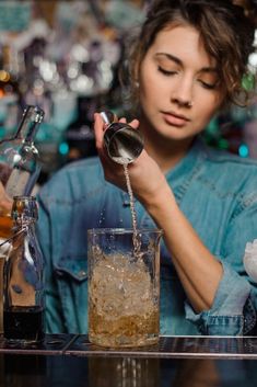 Bartender Picture Ideas, Bartender Photoshoot Ideas, Bartending Photoshoot, Bartender Photoshoot, Bartender Woman, Bartender Outfit, Bartending School