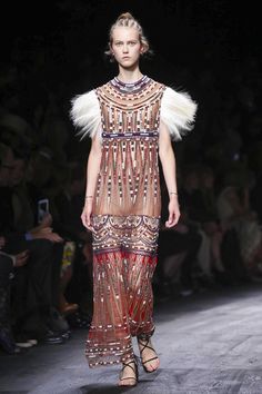 Valentino Ready To Wear Spring Summer 2016 Paris - NOWFASHION Weird Fashion Trending, African Fashion Modern, Valentino Women, Runway Trends, Romantic Dress, Annual Report