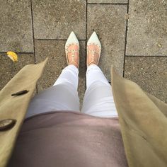 Guten Morgen! Auf in die Uni ✍ #ootd #fromwhereistand #tgif #haveaniceday #outfitoftheday #whitejeans #trenchcoat #valentinoflats #waitingforthebus #streetstyle #blogger_de #fashionblogger #bloggerlifestyle #instafashion Uni Ootd, Tgif, Blogger, In This Moment