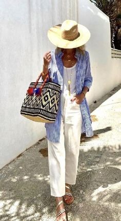 80s Fashion Summer, Over 60 Fashion, 60 Fashion, Haircut Ideas, Fashion Over 50, White Pants, Week End, Spring Summer Fashion, Medium Length