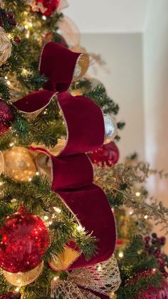 a christmas tree with red and gold ornaments