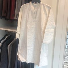 Casual White Summery Kurta With Delicate Embroidery. Never Worn White Casual Tops For Festive Occasions, White Casual Top For Festive Season, White Casual Festive Top, Casual White Top For Festive Season, Casual White Top For Eid, White Casual Kurta With Floral Embroidery, Casual White Embroidered Kurta, White Embroidered Top For Eid, White Kurta For Spring Festive Occasion