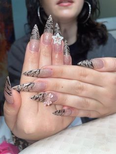 Zebra print glitter bow nails aesthetic star nail charms Glitter Zebra Nails, Fall Y2k Nails, Cheetah Stiletto Nails, Y2k Fall Nails, Stiletto Nails Aesthetic, Nail Inspo Long Almond, Cher Nails, Y2k Stiletto Nails