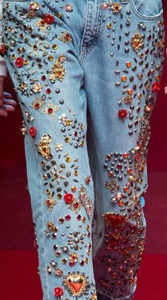 Bedazzle Clothes, Bedazzled Clothes, Bedazzled Pants, Bedazzled Denim, Bedazzled Jeans, Ropa Upcycling, Lace Jeans, Denim Inspiration, Custom Jeans