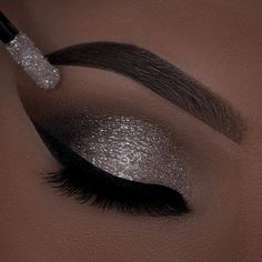 Prom Hairstyles Long Hair Up, Silver Eyeshadow Black Women, Edgy Prom Makeup, Amazing Makeup Looks, Casino Makeup Ideas, Prom Makeup Full Face, Silver Makeup Looks For Black Women, Black Prom Makeup, Dramatic Glam Makeup