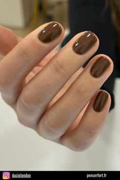 Avec leur ton brun riche et indulgent rappelant le chocolat décadent, ces ongles sont à la fois audacieux et subtils.

Leur longueur réduite les rend plus pratiques tout en leur conférant une apparence élégante et soignée. Short Nail Colors, Brown Nails Ideas, Popular Nail Colors, Nails Brown, Nail Brown, Sunset Boulevard