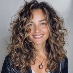 Curly Hair Color Ideas, Shag Haircut Ideas, Curly Hair Color, Styl Grunge, Hairstyle Curly, Natural Curly Hair Cuts, Shaggy Haircuts, Colored Curly Hair