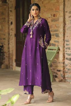 Buy Purple Silk Base Embroidered Sequin V-neck Paisley Zardozi Kurta With Palazzo For Women by Label Niti Bothra Online at Aza Fashions. Niti Bothra, Kurta With Palazzo, Simple Kurti, Kurti Embroidery, Simple Kurti Designs, Embroidery On Kurtis, Diy Clothes Life Hacks, Designer Dresses Casual, Thread Embroidery