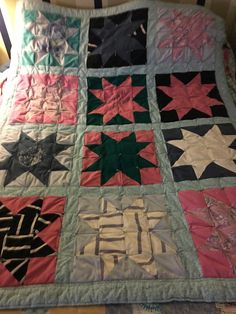 a quilt made to look like stars on a bed