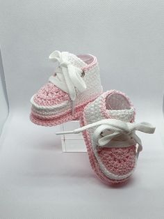 Self-crocheted baby shoes, suitable for babies from 0 to about 9 months. Everything is handmade and therefore each pair is unique. On request booties can be made in your own color choice. Look at the collection for these unique Baby Booties @ www.littlesheehee.com How wonderful and miraculous it is when you have become mom and dad or even grandma or grandpa! Then you would like to arrive at brand new parents or grandparents with a very special and unique gift. A gift that is always useful and it Crochet Unique, Crochet Baby Shoes, Crochet Baby Booties, Pregnancy Gifts, Crib Shoes, Unique Baby, Baby Booties, Shoes Booties, Handmade Baby