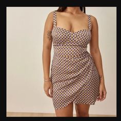 Link (Exact Pattern No Longer Listed): Https://Www.Thereformation.Com/Products/Fonda-Silk-Dress/1306180rhu.Html Description: The Fonda Is A Sleeve Dress, Mini Dress With A Sweetheart Neckline And A Fitted Waist. It Features Ruching Detail On The Sides And Can Be Worn Day-To-Night. Still New With Tags. In Perfect Condition. Fitted Purple Printed Dress, Retro Purple Mini Dress, Retro Mini Length Purple Dress, Banana Dress, Neckline Slimmer, Yellow Mini Dress, Organic Cotton Dress, Peach Dress, Spaghetti Strap Mini Dress