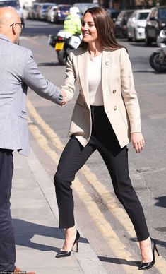 Duchess Kate Outfits, Princess Kate Style Casual, Casual Royal Outfits, Outfit Nero