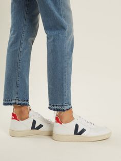 Veja V10, Basket Veja, 2020 Shoes, Tennis Shoe Outfits Summer, Sole Sisters, Tennis Shoes Outfit, Mum Fashion