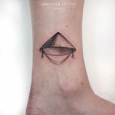 a small tattoo on the ankle of a woman's foot that has an image of a flying saucer