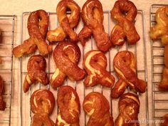 there are many pretzels on the cooling rack