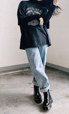 How To Style Black Jean Jacket, Sporty Grunge Outfits, Comfy Alternative Outfits, Black Carhartt Jacket Outfit, 90s Tomboy Outfits, Emo School Outfits, Edgy Winter Outfits Grunge, Grunge Style Winter, Black Jean Jacket Outfits