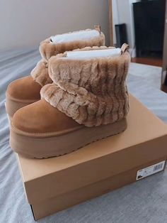 Ugh Boots Ugg, Aesthetic Ugg Boots, Fur Ugg Boots, Ugg Sherpa, Ugg Fur Boots, Ugg Boots 2000s, Ugg Sneakers