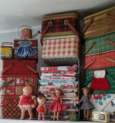 there are many dolls that are on the shelf