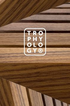 a close up view of the top of a wooden bench with text that reads tro phyo gyq