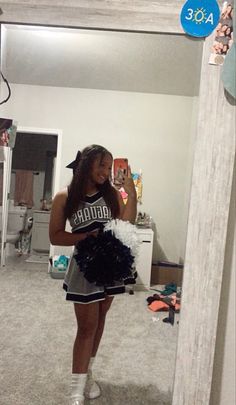 School Cheer Hairstyles, Black Cheerleader Aesthetic, School Cheer Aesthetic, Cute Cheerleader Outfits, Cheerleading Outfits Aesthetic, Cheer Photo Poses, Cheer Hairstyles, Cheerleader Uniforms