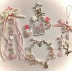 Pretty Jewelry Necklaces, Diy Jewlery, Pola Sulam, Bead Charms Diy, Handmade Jewelry Tutorials, Jewelry Accessories Ideas, Girly Accessories, Cute Keychain, Fancy Jewelry