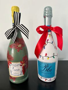 Hand painted and decoupage champagne prosecco bottles. Holiday Painted Champagne Bottle, Prosecco Bottle Painting, Bottle Painting Christmas, Christmas Champagne Bottle, Christmas Painted Wine Bottles, Painting Champagne Bottles, Painted Wine Bottles Christmas, Wine Bottle Gift Ideas, Champagne Bottle Painting