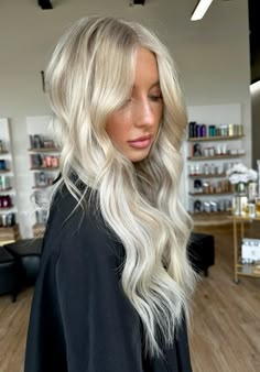 Platinum Blonde With Dimension, Light Ashy Blonde Hair, Cold Blonde Hair, Pearl Blonde Hair, Pearl Blonde, Color Balayage, Cool Blonde Hair