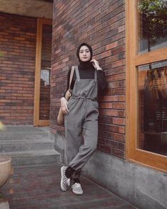 Ootd Overall, Jumpsuit Hijab, Hijab Sport, Hijab Look, Street Hijab Fashion, Hijab Fashionista, Mode Turban, Hijab Style Casual, Hijabi Fashion Casual