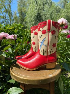 Colibri Boots Red Bird Flower - Etsy Pretty Boots, Bohemian Soul, Funky Shoes, Red Bird, Fancy Shoes, Heel Caps, Cow Girl, Swag Shoes, Western Cowgirl