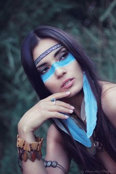 Indian Indian Halloween Costumes, Native American Face Paint, American Indian Girl, Wolves And Women, Look Festival, Indian Makeup, American Beauty, Native American Indians, Beauty Videos