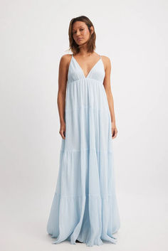 Flowy Maxi Dress Larissa Mills, Flowy Maxi Dress, Pull Sweat, Maxi Dress Blue, V Neckline, Na Kd, Dress Blue, Shoulder Straps, Influencer