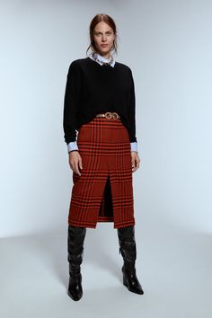 Plaid Pencil Skirt Outfit, Midi Pencil Skirt Outfit, Tartan Skirt Outfit, Office Fits, Plaid Skirt Outfit, Tartan Fashion, Classy Business Outfits, Smart Casual Work Outfit, Pencil Skirt Outfits