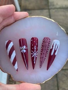 Christmas Nail Art Stiletto, Christmas Stelitto Nails, Christmas Nail Designs Long Nails, Christmas Nails Stiletto Glitter, Christmas Nails Long Stiletto, Red Xmas Nails Designs, Stiletto Nails Winter