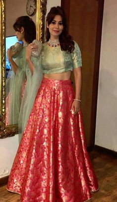 Banarsi Lehnga Designs Latest, Banarasi Skirt And Top, Banarsi Lehenga Blouse Designs, Brocket Blouse Designs, Banaras Lehenga, Banarasi Skirt, Designer Bridal Lehenga Choli, Lehenga Saree Design, Latest Bridal Lehenga