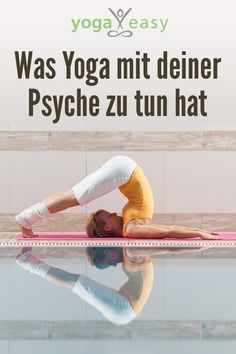 a woman doing yoga in front of a swimming pool with the caption, was yoga mit dener psyche zu tun hat?