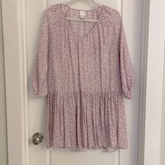 Like New Condition. H&M Dress. 3/4 Length Sleeves, Drop Waist. Light Weight And Super Comfy. Worn Only Once For Photos H&m Long Sleeve Summer Dresses, H&m Flowy Daywear Dresses, White Mini Dress With 3/4 Sleeves For Spring, Casual White Mini Dress With 3/4 Sleeves, H&m V-neck Daywear Dress, Dress H&m, H M Dresses, Hm Dress, Drop Waist