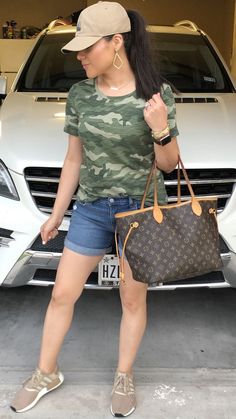 Leopard Shoes Outfit Summer, Medium Length Shorts Outfits, Tan Tennis Shoes Outfit, Tennis Shoes Outfit Summer, Neverfull Mm Outfit, Outfit Ideas Casual Comfy, Summer Tennis Shoes, Outfits With Tennis Shoes, Outfit Ideas With Sneakers