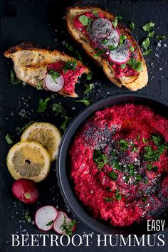 Beetroot hummus in a black bowl with toasted bread and lemon slices on the side. Roasted Beet Hummus, Beet Hummus, Healthy Dips, Superbowl Snacks, God Mat, Roasted Beets, Gazpacho, Appetizers Easy, Guacamole