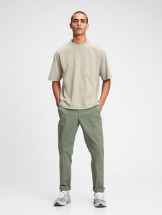 Mens Casual Outfits Summer, Street Style Outfits Men, Mens Outfit Inspiration, Mens Fashion Streetwear, Men Fashion Casual Outfits, Green Pants, Mens Casual Outfits