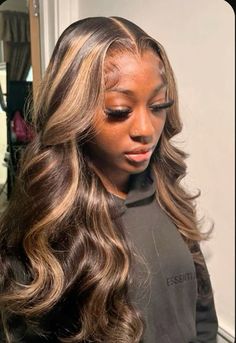 Lace Fronts With Highlights, Black Wig With Honey Blonde Highlights, Black And Blond Wigs For Black Women, Middle Part Weaves, Black Wigs With Blonde Highlights, Hairstyles Senior Pictures, Honey Blonde Hair Lace Frontal, Highlighted Brown Wig, Fall Hair Wigs