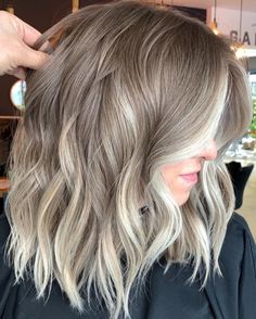 Gray Blending Blonde, Ash Blonde Balayage Money Piece, Shadow Root Bob, Blonde With Money Piece Ashy, Lob Hair Styling Ideas, Lob Hair Updo, Fall Dimensional Blonde Hair Color, Ashy Blonde Balayage Short Hair, Ash Blond Balayage