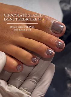 Chocolate Brown Pedicure, Taupe Pedicure, Elegant Pedicure Classy, Brown Toe Nail Polish, Fall Toe Colors, Chrome Toes Pedicure, November Pedicure Ideas, Metallic Pedicure, Tan Pedicure