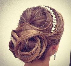 Penteado coque baixo sofisticado despojado. Penteado para noivas Makeup Suggestions, Classic Brides, Ombré Hair, Bride Inspiration, Instagram Analytics, Good Hair Day, Wedding Beauty, Hair Day