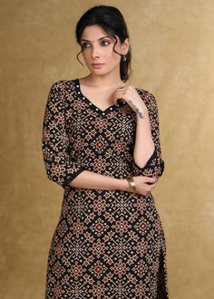 Long Shirt Outfits, Latest Designer Kurtis, Designer Kurtis Online, Churidar Neck, Kurtis Design, Salwar Neck Designs, Simple Kurti, A Line Kurti, Latest Blouse Designs Pattern