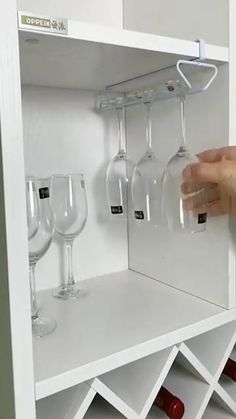 This under-cabinet wire glass hanging storage rack ensures you have more space inside the kitchen cabinet,partition board, wine cabinet,and it makes your wine glasses well displayed and easy access. Influencer Apartment, Bar Organization Ideas, Wine Glass Cabinet, Bar Organization, Kitchen Decorations, Apartment Decor Ideas, Home Bar Designs, Bar Designs, Wine Glass Holder